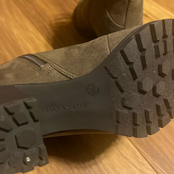 Block ankle boot with zipper on the side . - Picture 8 of 9